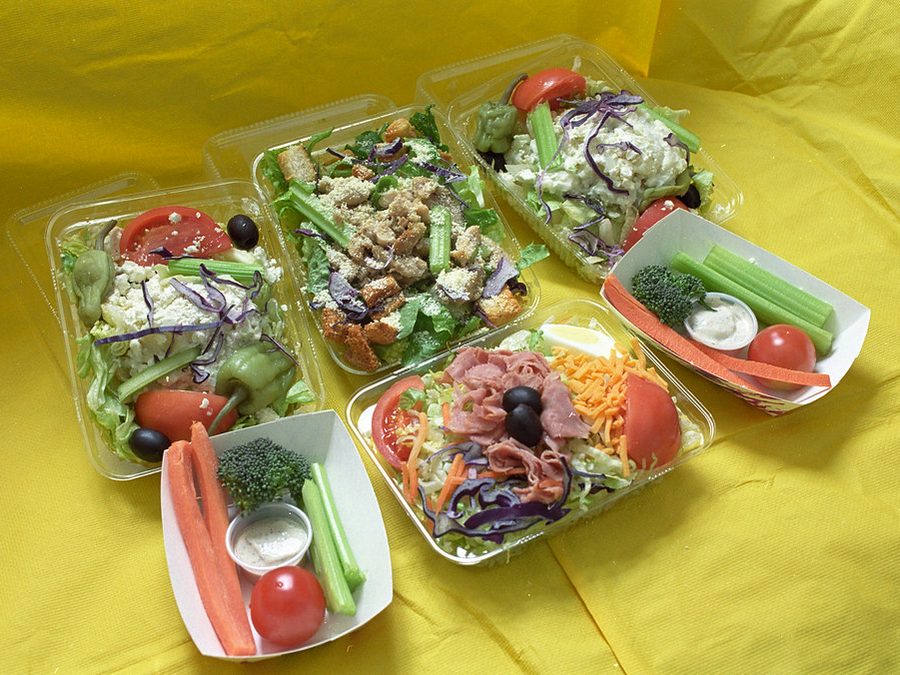 Marmitas com saladas e lanches