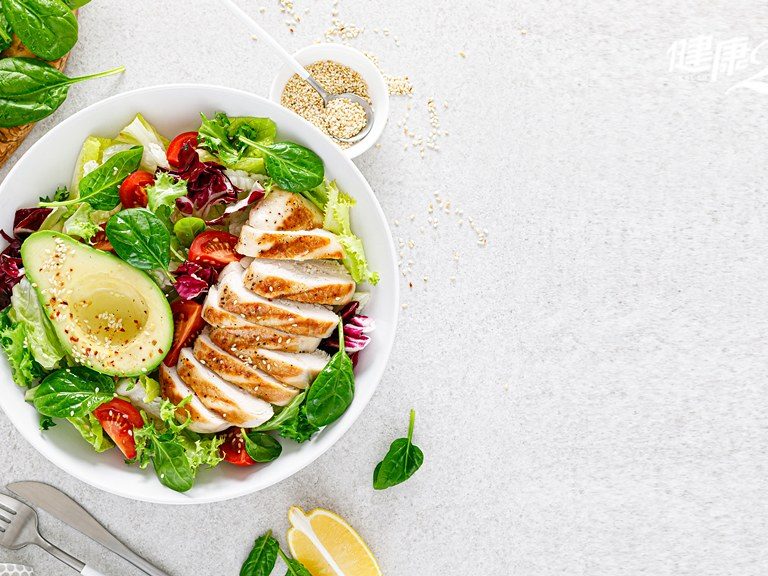 Prato fit com salada, frango grelhado, abacate e tomate