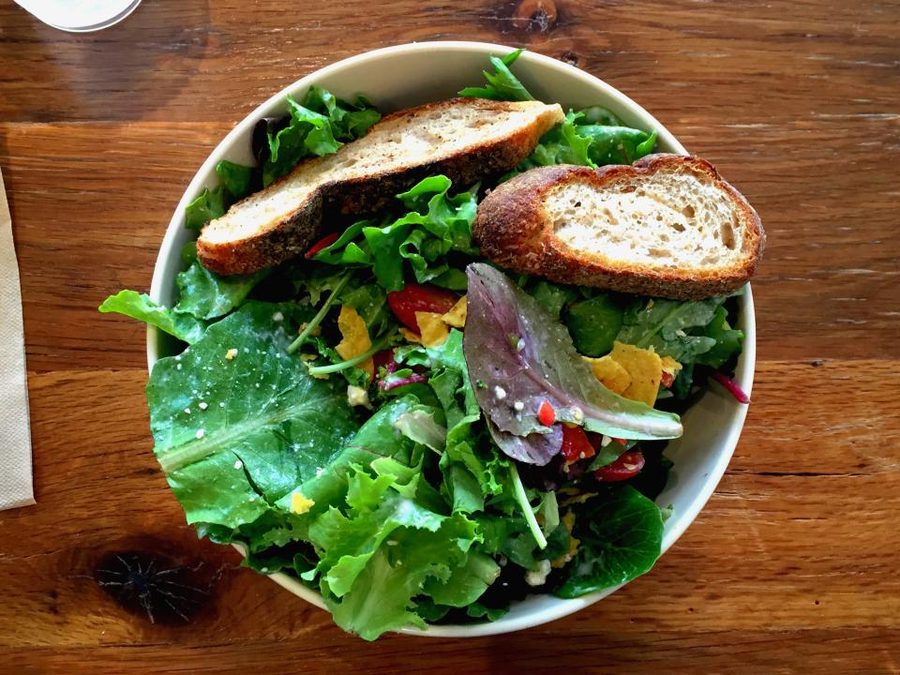 Salada colorida com legumes frescos